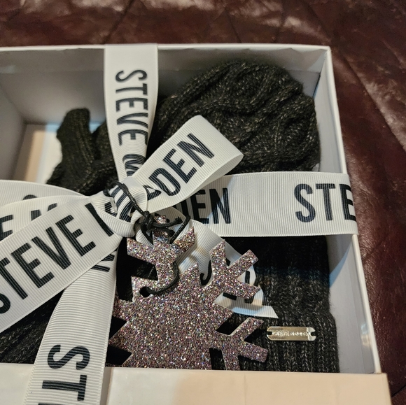 NWT Steven Madden Beanie & Mitten Set Black One Size - Picture 4 of 8